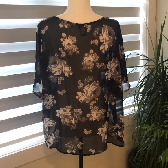 Torrid Ladies Sheer Short Sleeve Blouse Size 1 V-Neck & Material Covered Buttons - Picture 5 of 6